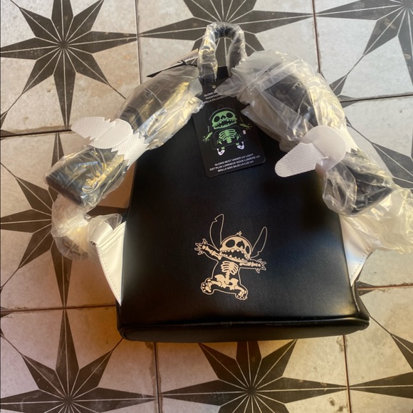 Loungefly Disney Stitch Skeleton Backpack Cardholder LIMITED EDITION Glow In Dar - Picture 10 of 16